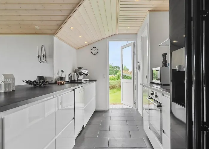 3 Bedroom Stunning In Casa de Férias Hejls
